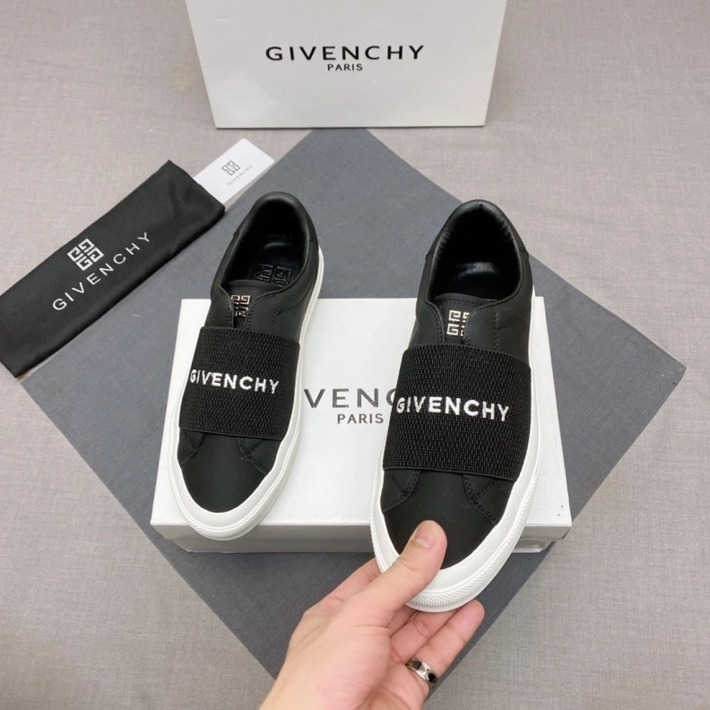 Compact Gxvxnchy Sneakers 152610