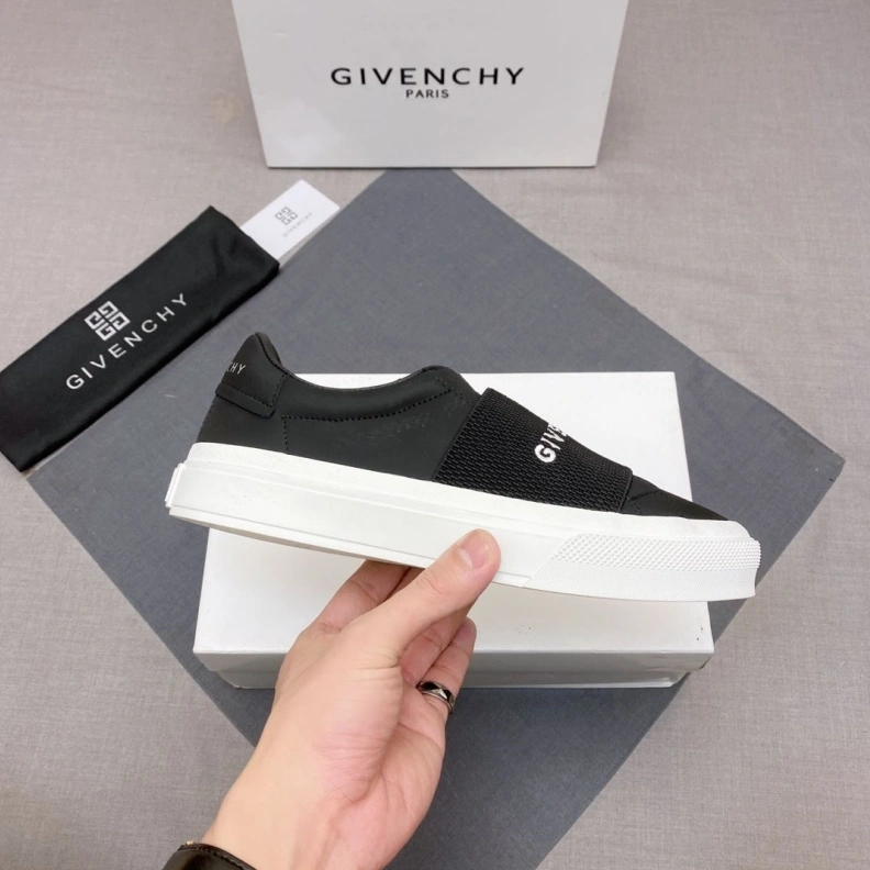 Compact Gxvxnchy Sneakers 152610