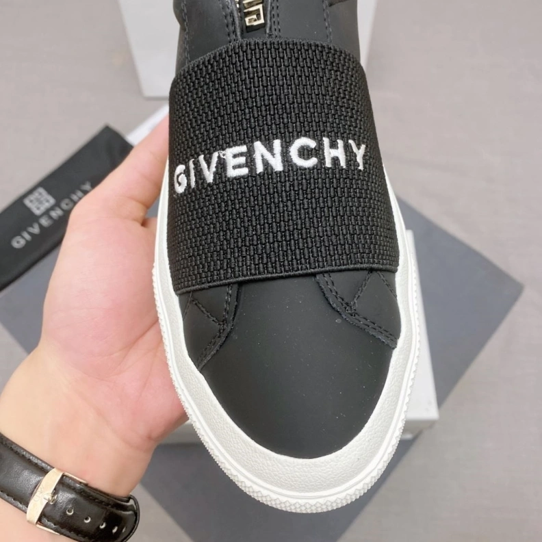 Compact Gxvxnchy Sneakers 152610