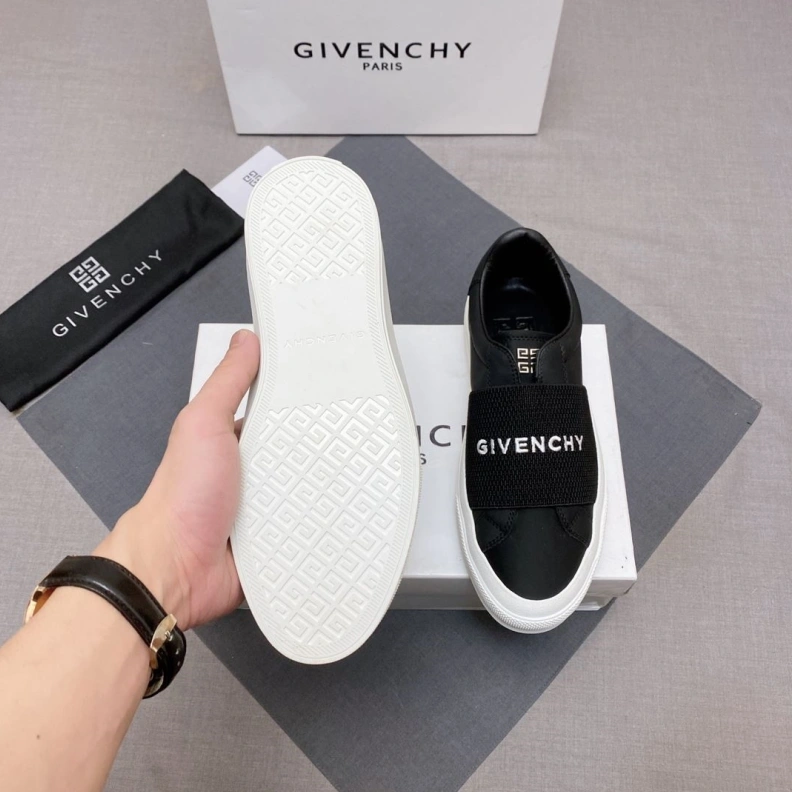 Compact Gxvxnchy Sneakers 152610