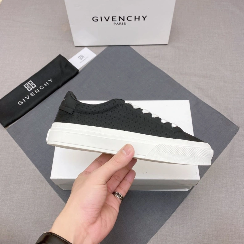 EyeCatching Gxvxnchy Sneakers 152609