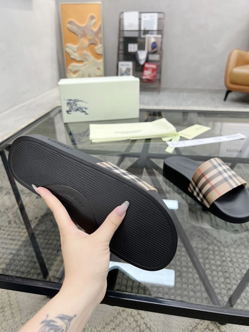 Timeless Bxrbxrry Slippers 114820