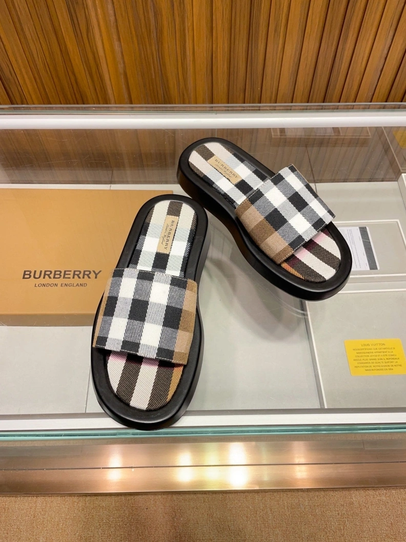 Trendy Bxrbxrry Slippers 114808