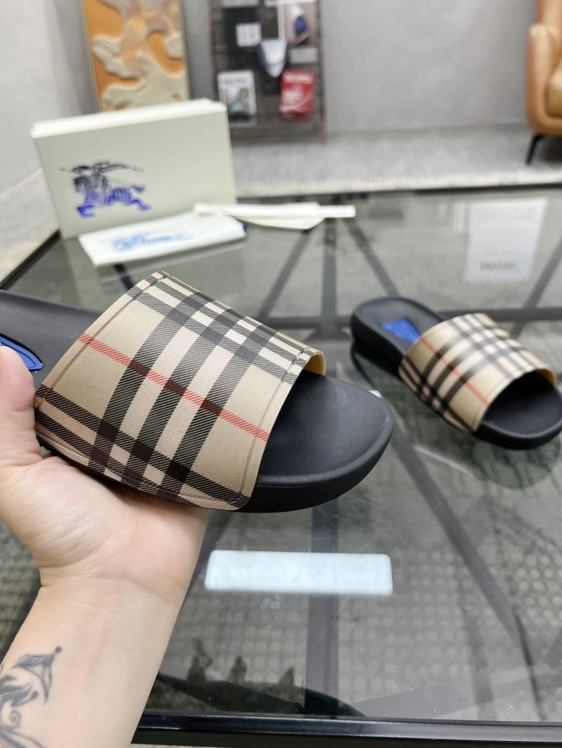 Comfortable Bxrbxrry Slippers 114797