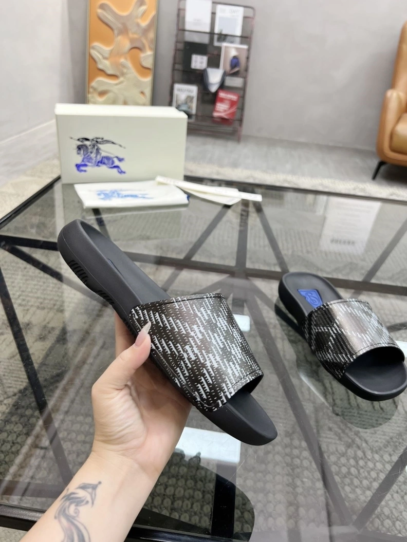 Fashionable Bxrbxrry Slippers 114803