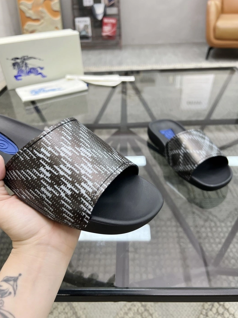 Fashionable Bxrbxrry Slippers 114803