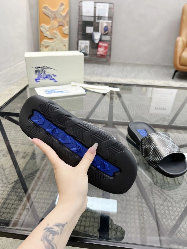 Fashionable Bxrbxrry Slippers 114803
