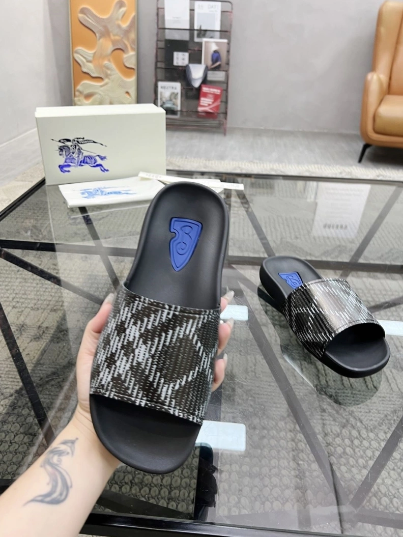 Fashionable Bxrbxrry Slippers 114803