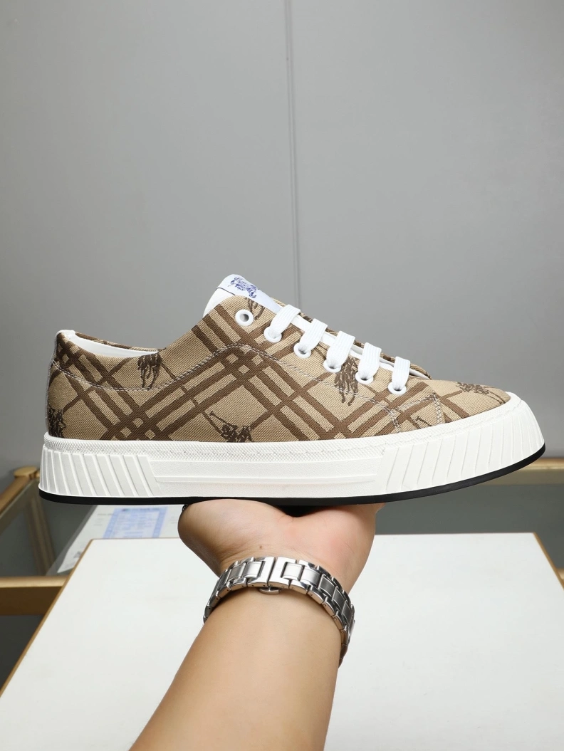 Versatile Bxrbxrry Sneakers 114641