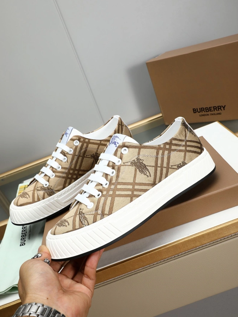 Versatile Bxrbxrry Sneakers 114641