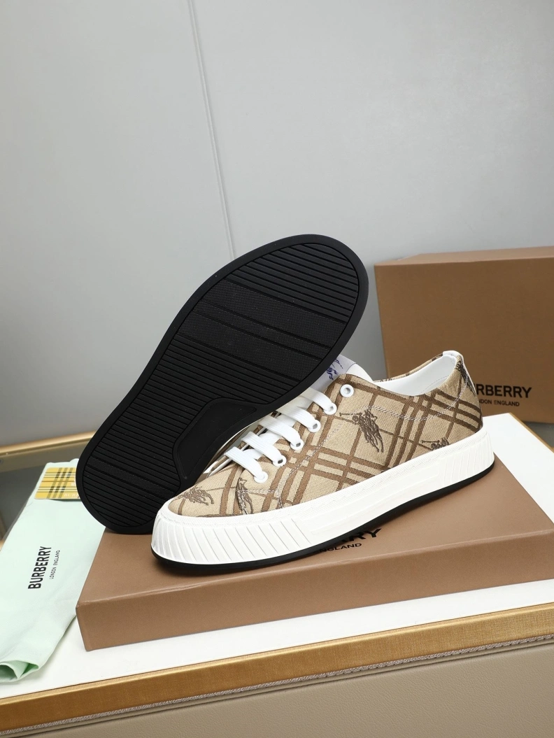 Versatile Bxrbxrry Sneakers 114641