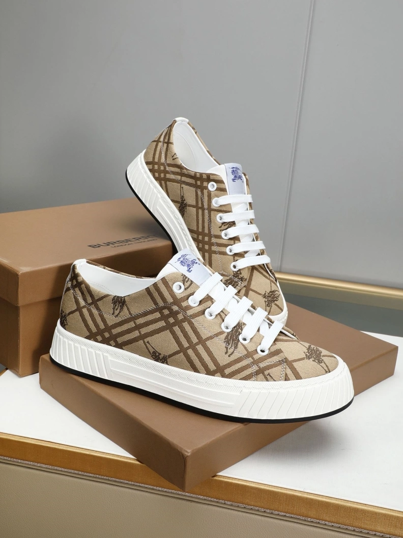 Versatile Bxrbxrry Sneakers 114641