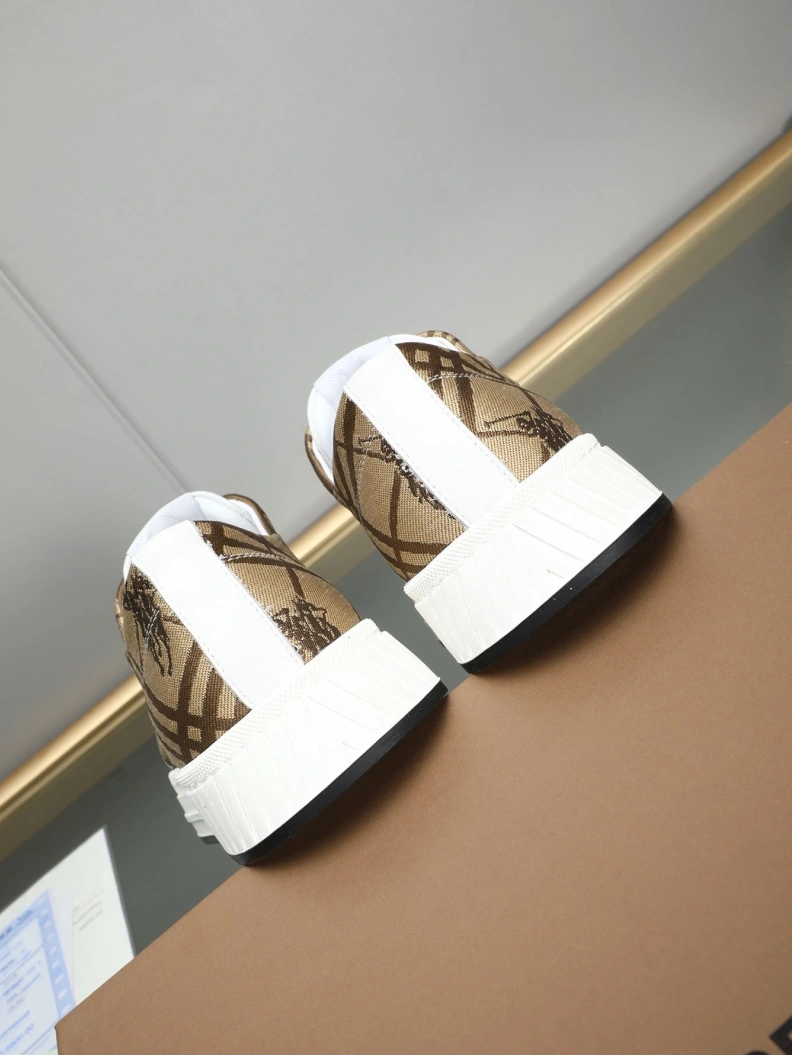 Versatile Bxrbxrry Sneakers 114641