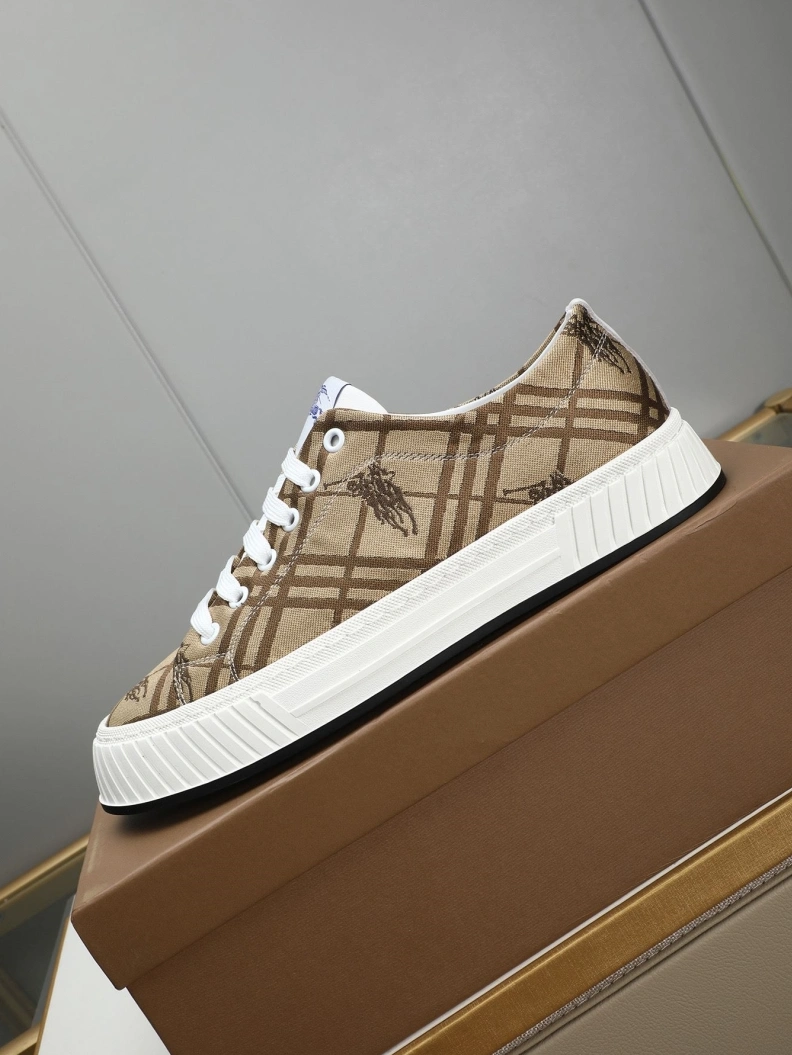 Versatile Bxrbxrry Sneakers 114641