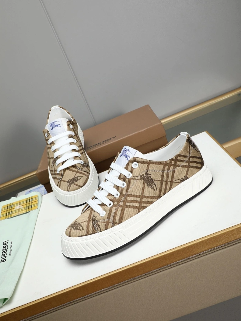Versatile Bxrbxrry Sneakers 114641