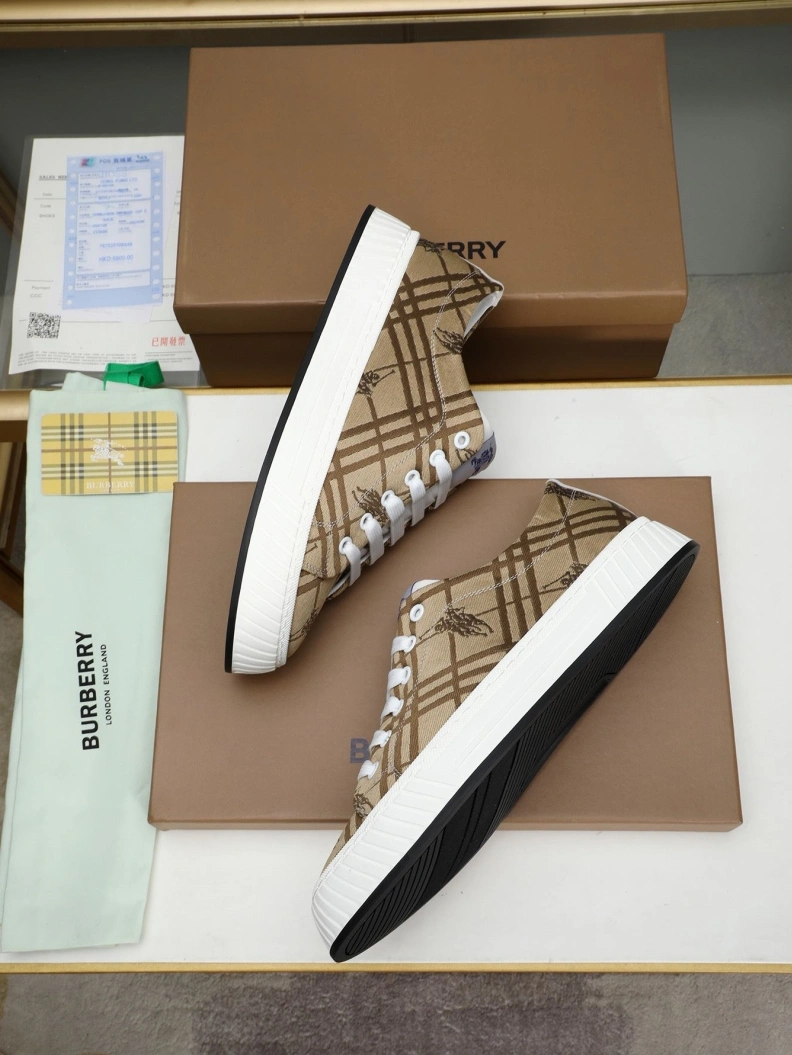 Versatile Bxrbxrry Sneakers 114641