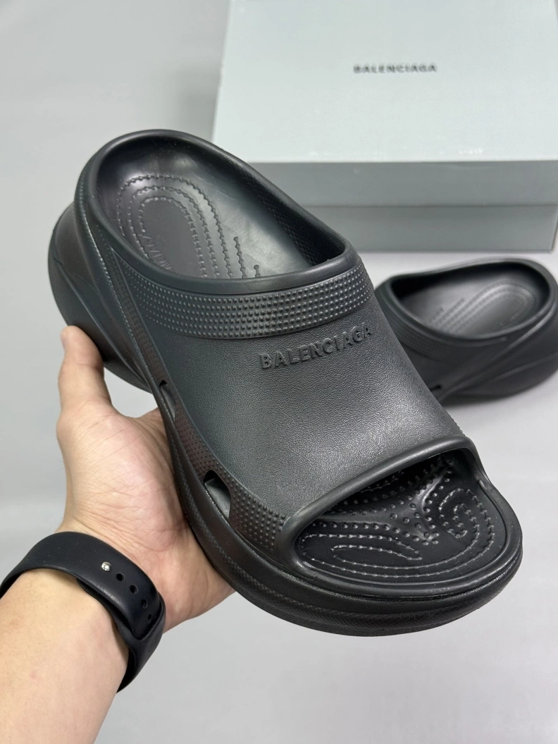 Versatile Bxlxnciaga Slippers 109309