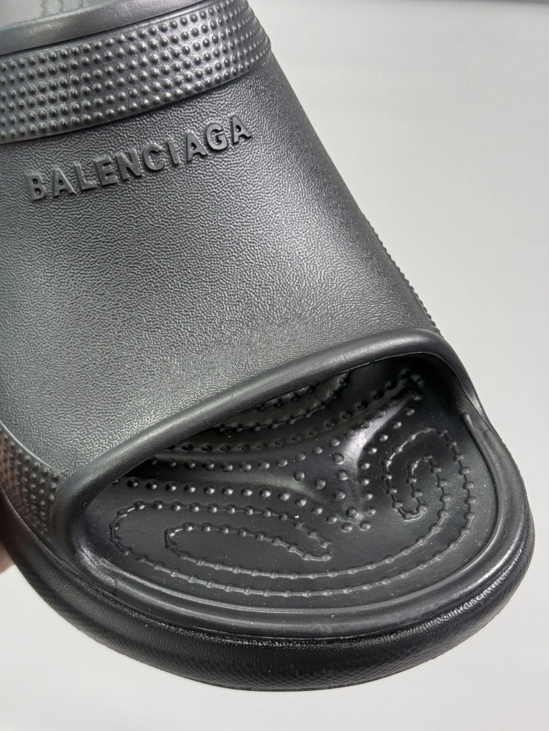Versatile Bxlxnciaga Slippers 109309