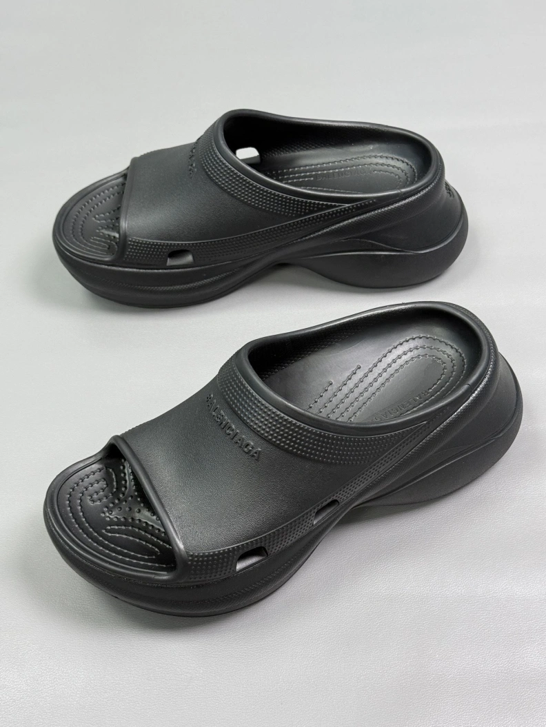 Versatile Bxlxnciaga Slippers 109309