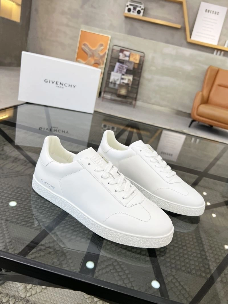 HighQuality Gxvxnchy Sneakers 154937