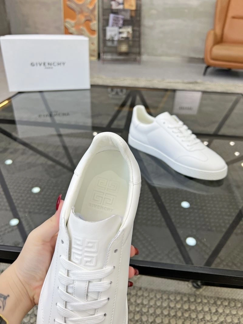 HighQuality Gxvxnchy Sneakers 154937