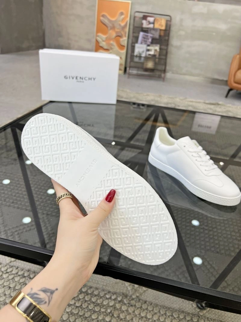 HighQuality Gxvxnchy Sneakers 154937