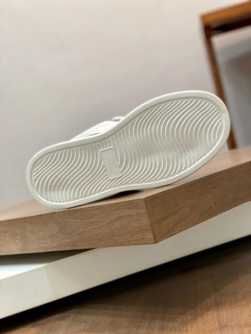 EyeCatching Gxvxnchy Sneakers 154907