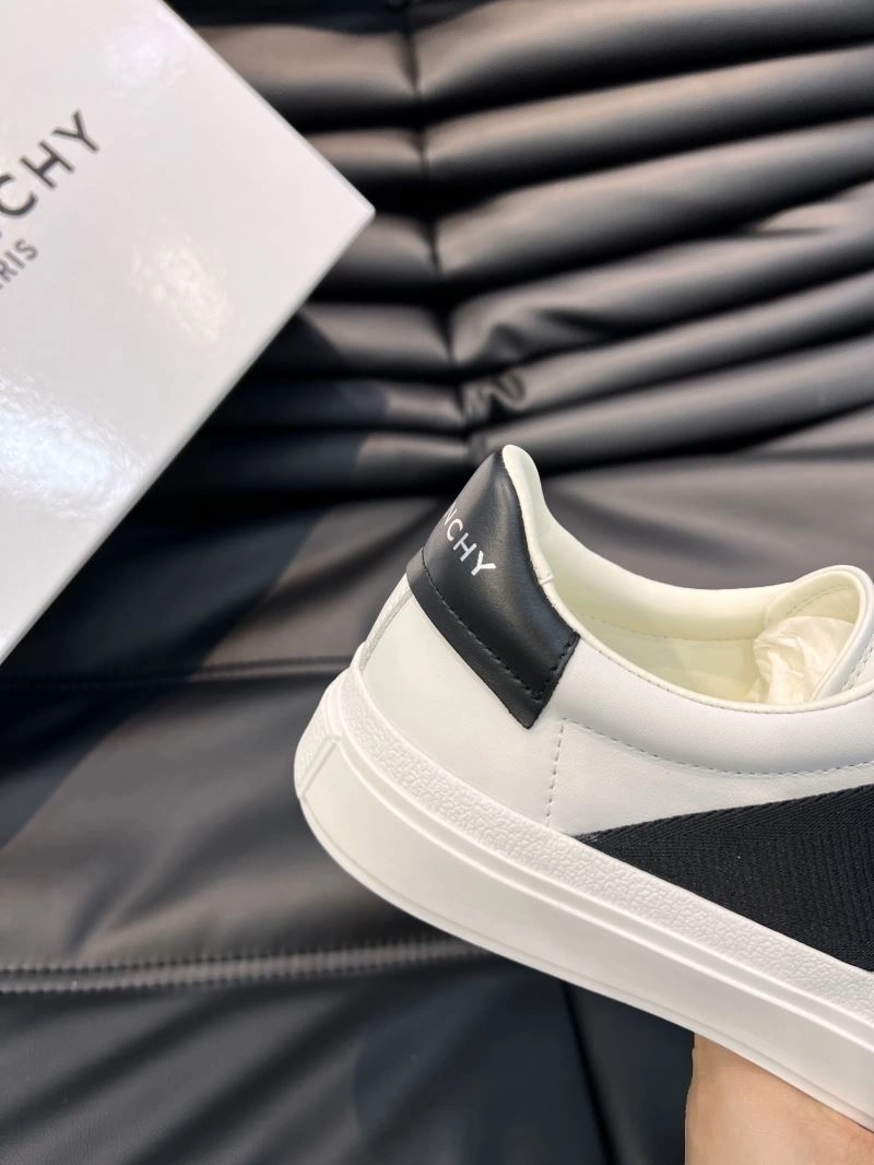 WellDesigned Gxvxnchy Sneakers 154906