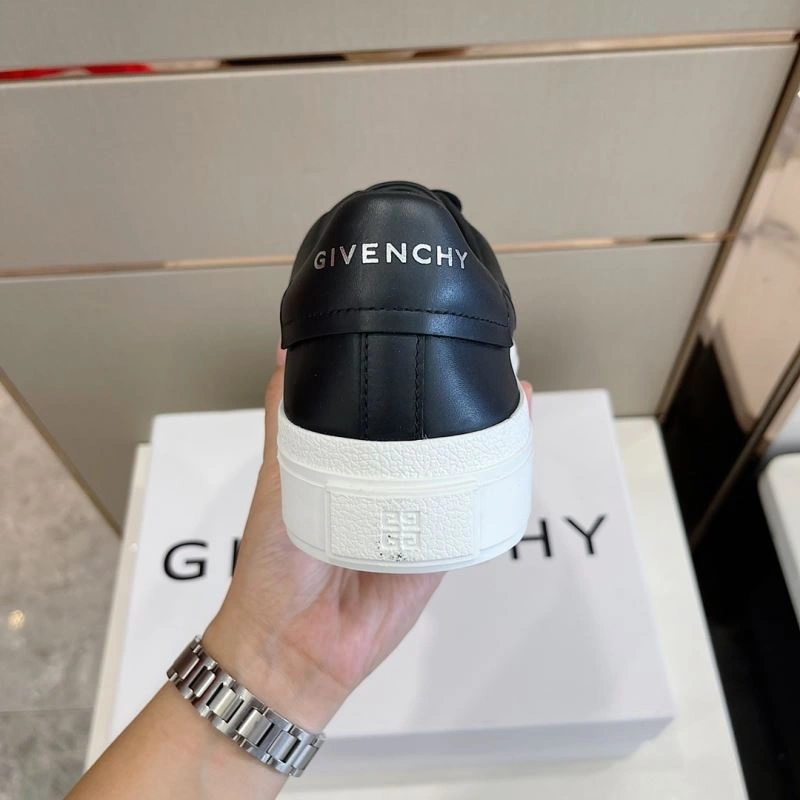 Versatile Gxvxnchy Sneakers 154892