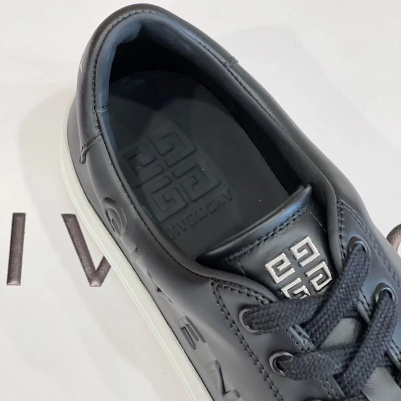 Versatile Gxvxnchy Sneakers 154892
