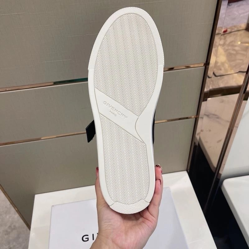 Practical Gxvxnchy Sneakers 154849