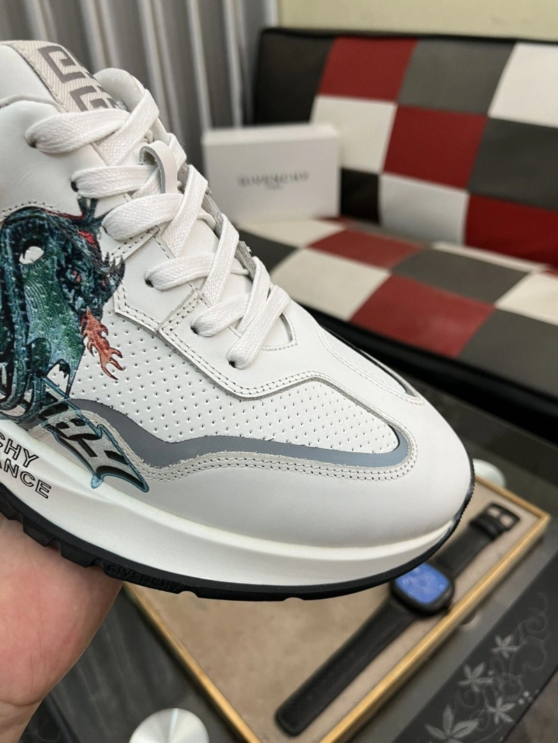 Versatile Gxvxnchy Sneakers 153428