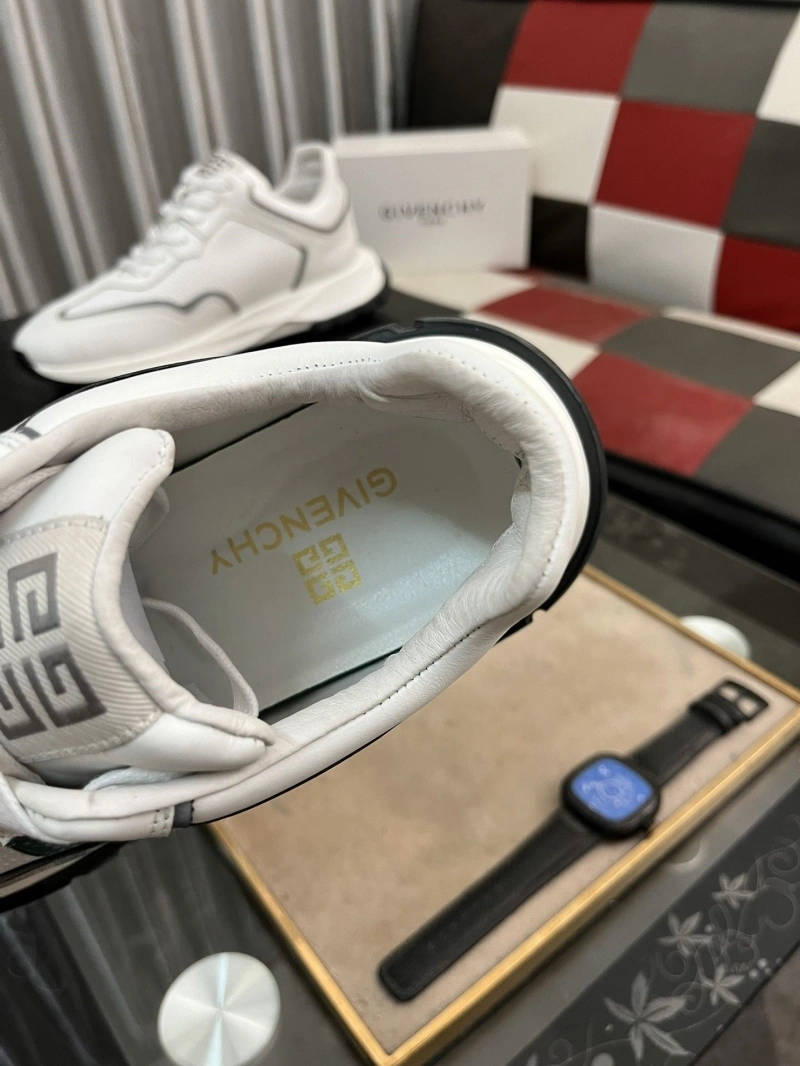 Versatile Gxvxnchy Sneakers 153428
