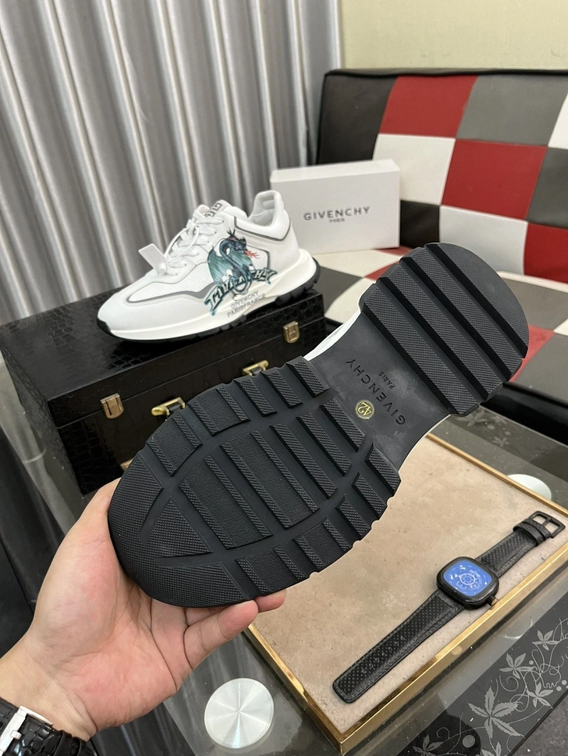 Versatile Gxvxnchy Sneakers 153428