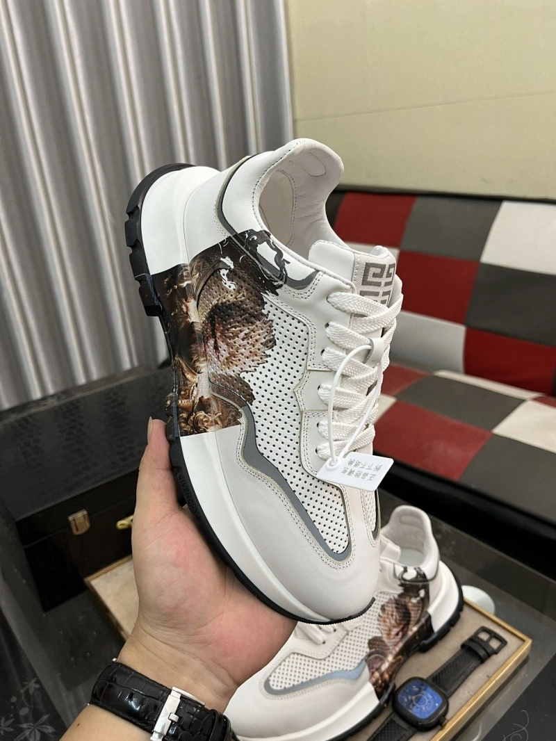 EyeCatching Gxvxnchy Sneakers 153423