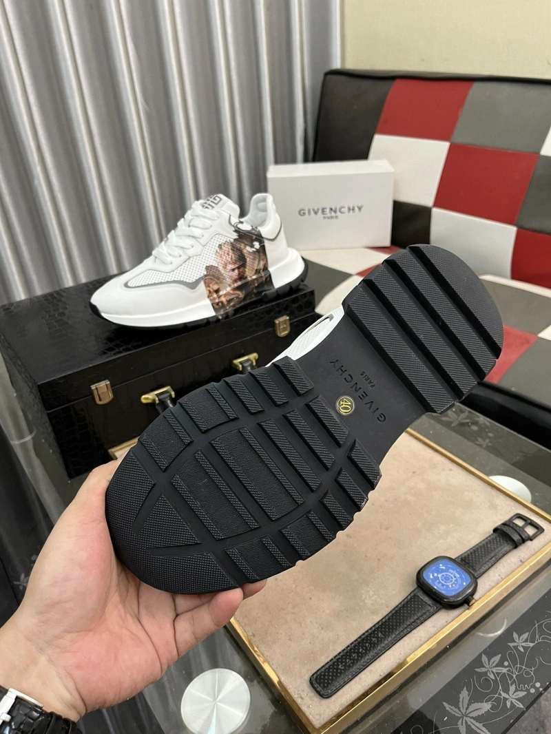 EyeCatching Gxvxnchy Sneakers 153423
