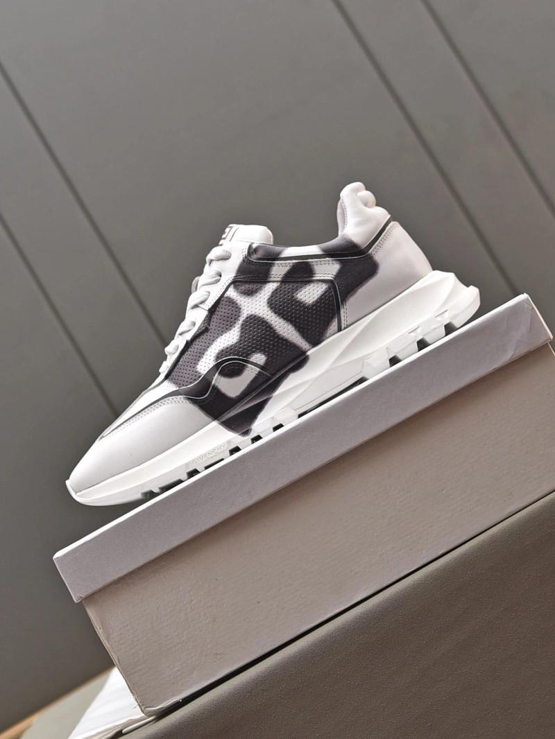 Fashionable Gxvxnchy Sneakers 153430