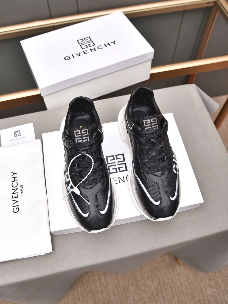 AllSeason Gxvxnchy Sneakers 153426