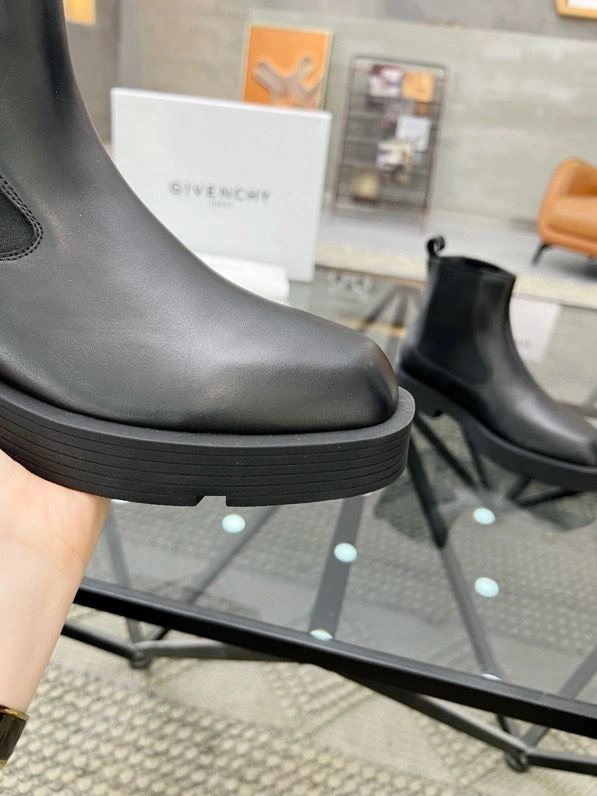 Minimalist Gxvxnchy Boots 153685
