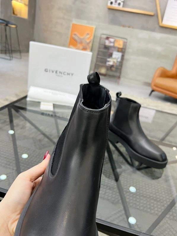 Minimalist Gxvxnchy Boots 153685