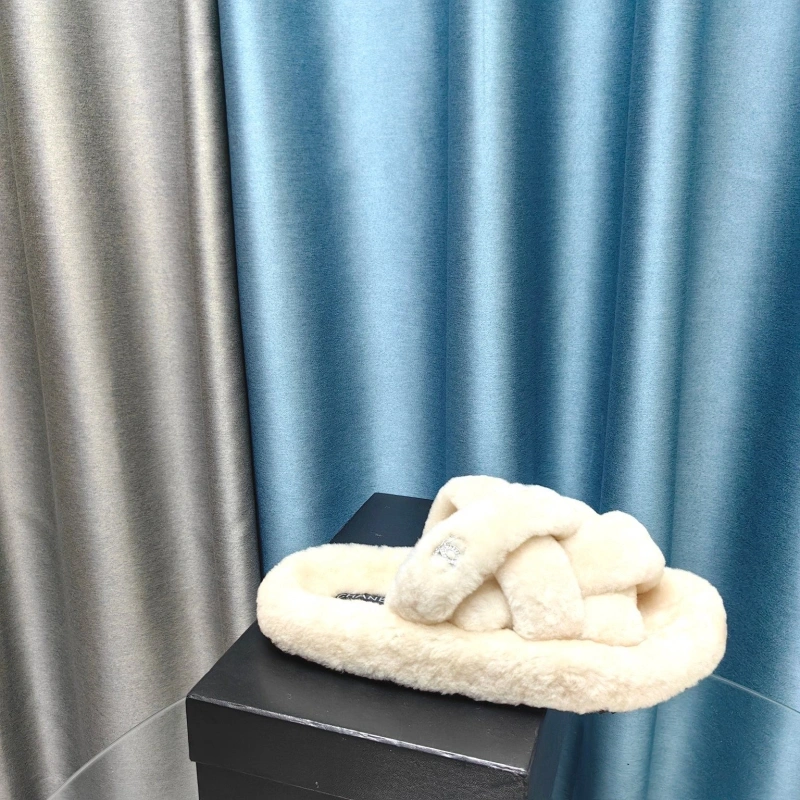 Bold Chxnxl Slippers 130722