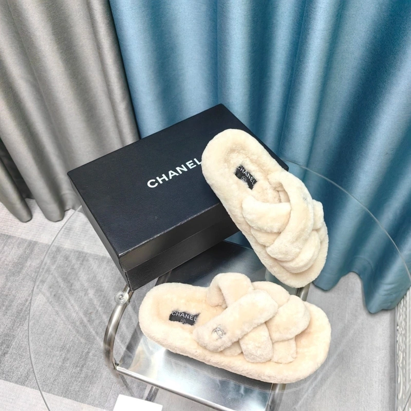 Bold Chxnxl Slippers 130722