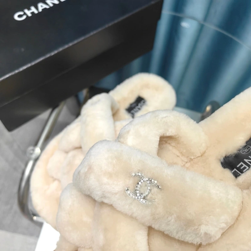 Bold Chxnxl Slippers 130722