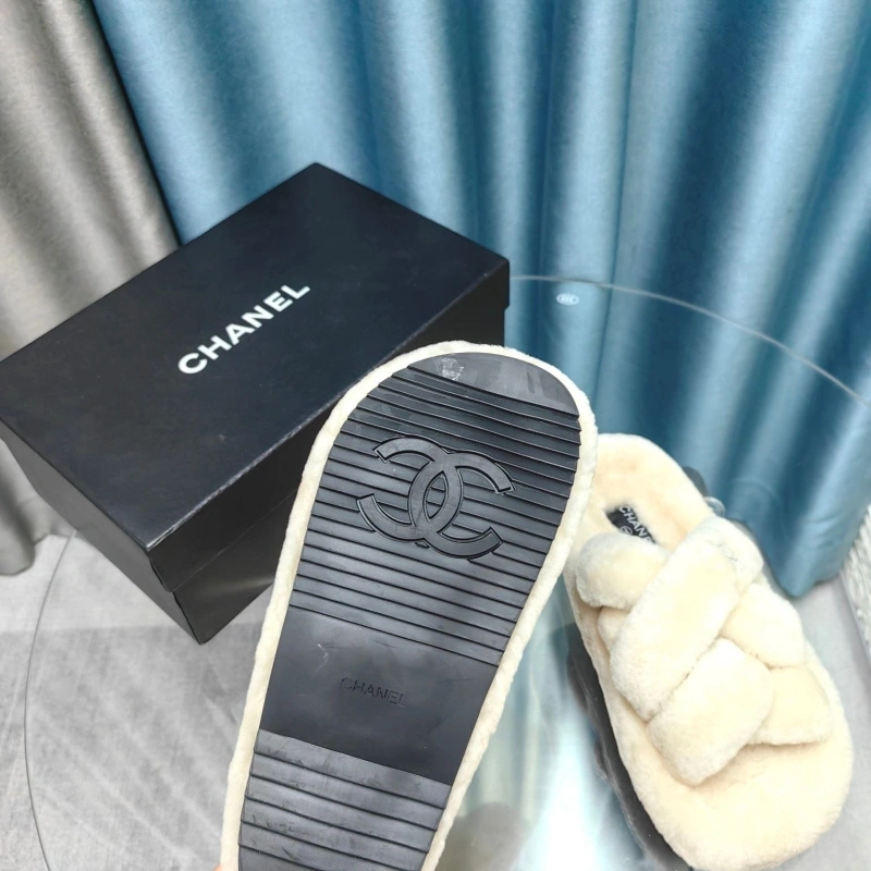 Bold Chxnxl Slippers 130722