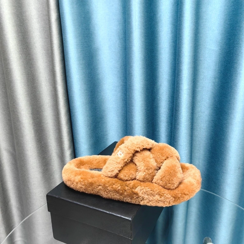 WellDesigned Chxnxl Slippers 130721