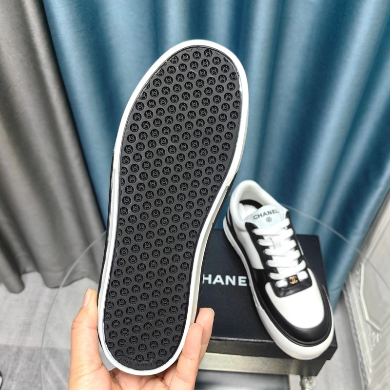 Sleek Chxnxl Sneakers 132137