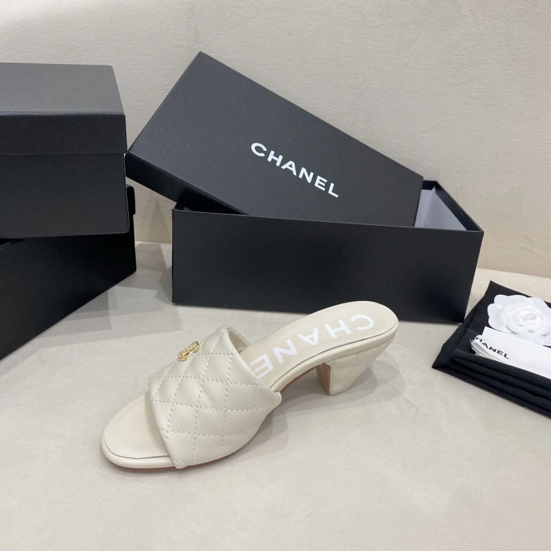 Minimalist Chxnxl Slippers 130679