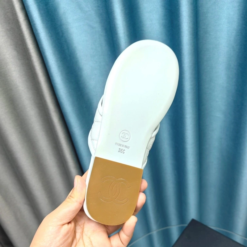 WellDesigned Chxnxl Slippers 130654
