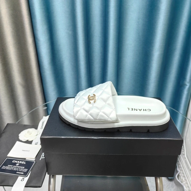 EyeCatching Chxnxl Slippers 130634