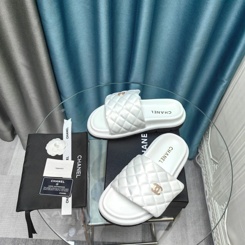 EyeCatching Chxnxl Slippers 130634
